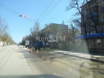 Новости » Общество: На Свердлова в Керчи устраняют порыв водовода