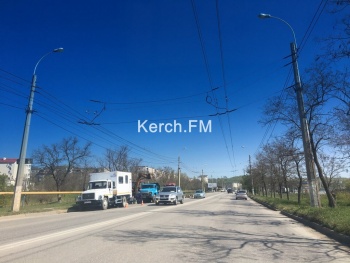 Новости » Общество: В Керчи на Камыш-Бурунском шоссе водоканал устраняет прорыв