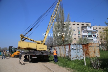 Новости » Общество: В Керчи на Фурманова убирают нестационарные объекты