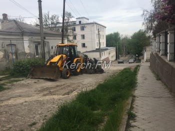 Новости » Коммуналка: В районе ул. Госпитальной водоканал устранял течь