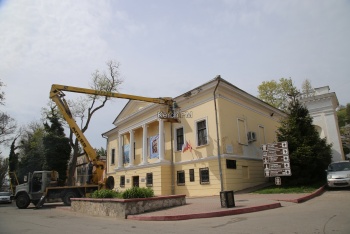 Новости » Общество: В Керчи ремонтировали фасад Картинной галереи