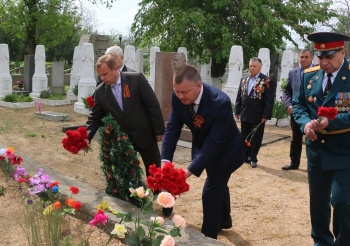 Новости » Общество: Возложения цветов к братским могилам прошло в Керчи