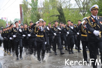 Новости » Общество: В Керчи прошел военный парад (фото)