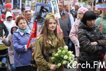 Новости » Общество: Тысячи керчан прошли колонной в «Бессмертном полку» по центральным улицам города