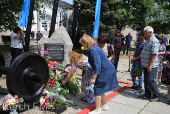 Новости » Общество: В память жертв депортации в Керчи возложили цветы