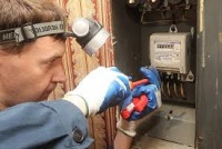 Новости » Общество: Керчанам напомнили, что  срывать пломбы и менять счетчики нужно только с работниками «Крымэнерго»
