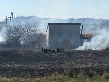 Новости » Общество: За выходные в Керчи пожарные потушили 16 пожаров