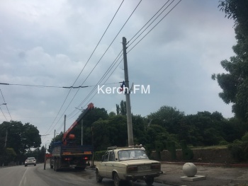 Новости » Общество: Нет парковке: у декоративной надписи «Город-герой Керчь» устанавливают каменные шары