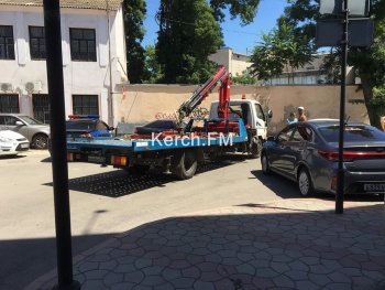Новости » Общество: В Керчи эвакуатор увозит припаркованные машины в Кооперативном переулке