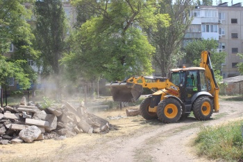 Новости » Общество: В Керчи начали благоустраивать дворы на Бувина и Мирошника