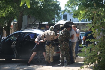 Новости » Криминал и ЧП: В Керчи на Босфорском оперативники задержали мужчину, разбив стекло в «Infiniti»