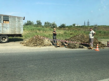 Новости » Общество: В Керчи на ШГС водоканал ведет работы у дороги