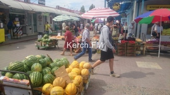 Новости » Общество: Арбузы, дыни, помидоры – у рынка в Керчи стихийщики торгуют всем подряд