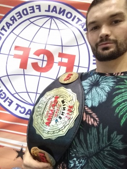 Новости » Спорт: Керчанин Богдан Булах  стал Чемпионом Мира по боям