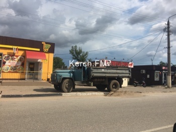 Новости » Общество: В Керчи утром убирали последствия после сильного дождя