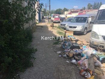 Новости » Общество: В Керчи на тротуаре по Пролетарской устроили свалку