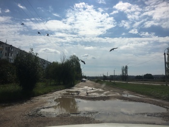 Новости » Коммуналка: На Буденного по дороге несколько дней течет вода