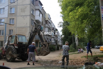 Новости » Общество: В переулке Корабельный водоканал устраняет порыв коллектора