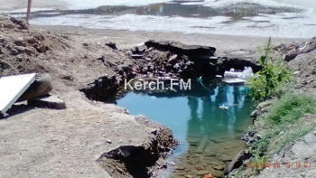 Новости » Общество: Водоканал Керчи три недели не может устранить порыв на Фрунзе-Шевякова