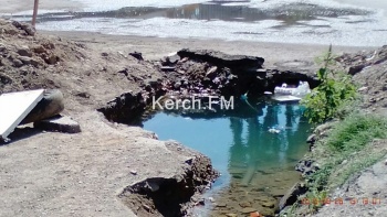 Новости » Общество: Водоканал Керчи три недели не может устранить порыв на Фрунзе-Шевякова