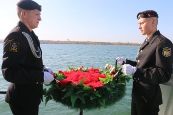 Новости » Общество: В Героевке возложили на воду венок в память о  подвиге десантников