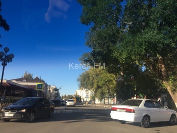 Новости » Общество: Керчане жалуются на парковку автомобилей на ул. Самойленко