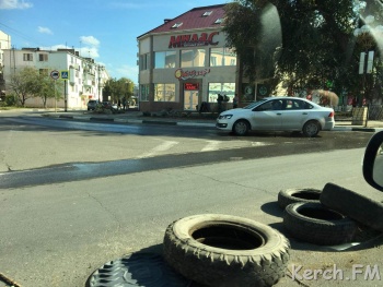 Новости » Общество: В Керчи на Самойленко просел канализационный колодец