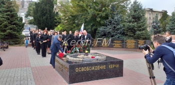 Новости » Общество: В Керчи прошло возложение цветов