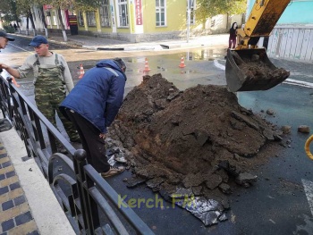 Новости » Коммуналка » Общество: Весь центр Керчи залит водой