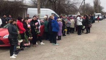 Новости » Общество: Сотни людей пришли проститься с убитой в Крыму пятилетней девочкой