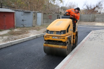 Новости » Общество: Во дворах по Бувина и Мирошника уложили первый слой асфальта