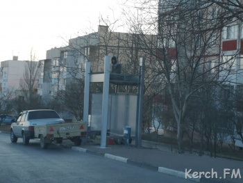 Новости » Права человека » Общество: На полпути к цели: керчане с Марата 5 дождались павильонов на остановках