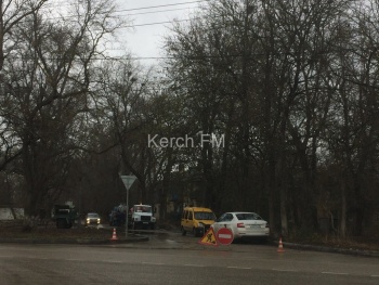 Новости » Общество: Въезд на улицу 12 Апреля в Керчи перекрыли