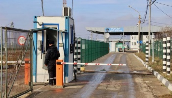 Новости » Общество: Пограничники помогли потерявшему память пожилому керчанину вернуться домой