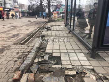 Новости » Общество: Керчане просят привести в порядок территорию у новой остановки на «Институте»