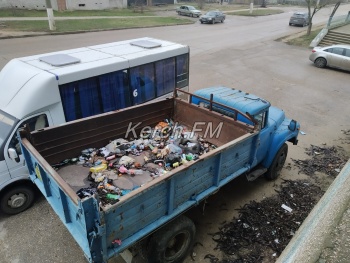 Новости » Общество: Больше года брошенный грузовик стоит у дороги в Керчи