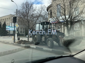 Новости » Общество: На Кирова разрыли тротуар