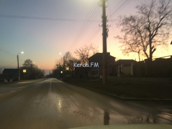 Новости » Общество: На Чкалова по дороге уже несколько дней течет вода