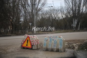 Новости » Общество: В Керчи на Генерала Петрова перекрыли часть дороги