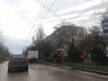 Новости » Общество: На Свердлова в Керчи ремонтируют водовод