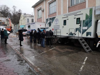 Новости » Общество: В центре Керчи работают передвижные комплексы профосмотров