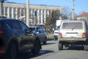 Новости » Криминал и ЧП: На Адмиралтейском столкнулись «Нива» и «Mazda»