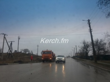 Новости » Общество: В Керчи мыли дорогу под дождем