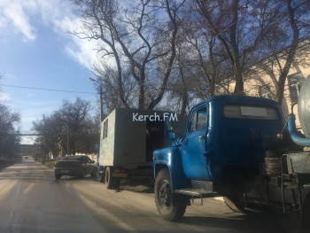 Новости » Общество: В Керчи на Крупской водоканал устраняет порыв