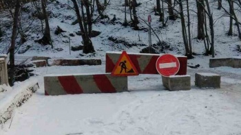 Новости » Общество: Крымчане продолжают ездить на Ай-Петри, несмотря на угрозу обвала