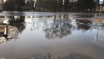 Новости » Коммуналка: Река чистой воды затопила проезжую часть по Орджоникидзе