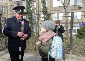 Новости » Общество: Сотрудники ГАИ Керчи поздравили женщин на дорогах