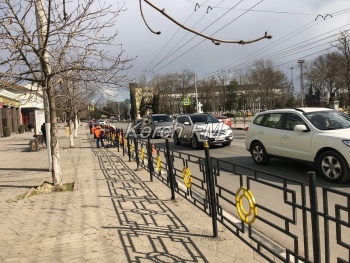 Новости » Общество: В центре Керчи красят ограждения у дороги