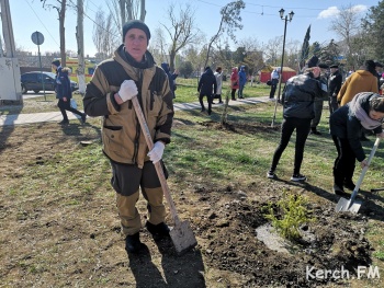 Новости » Общество: На акцию «Сад Победы» в Керчь приехал сын Владимира Высоцкого