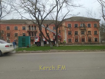 Новости » Общество: С бывшего здания КГМТУ ветром снесло часть кровли